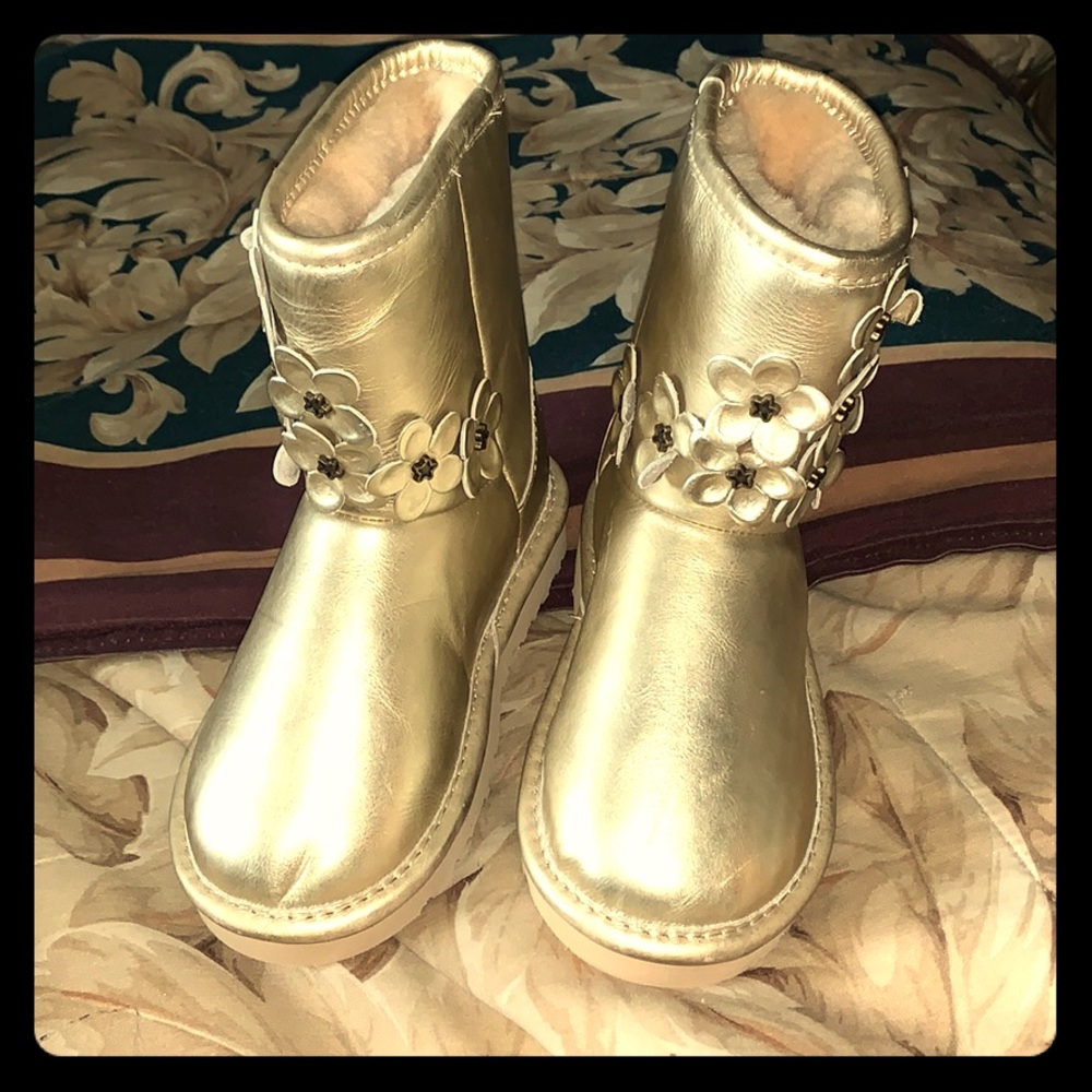 Shiny gold uugs